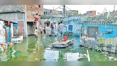 मुजफ्फरपुर के दर्जनों मोहल्लों में घुसा बूढ़ी गंडक का पानी, छतों पर कट रही जिंदगी, घर के सामने चल रही नाव
