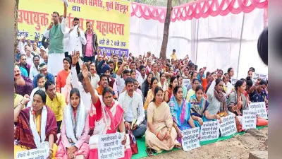 पूर्वी सिंहभूम में DC के खिलाफ धरने पर बैठे जिला परिषद के निर्वाचित प्रतिनिधि, जनसेवकों के तबादले का विरोध