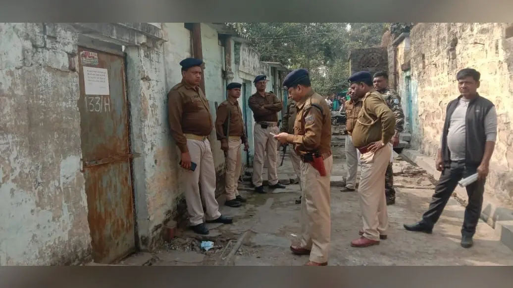 Bomb In Railway Quarter : झारखंड की कोयलानगरी धनबाद के रेलवे क्वार्टर में बम मिलने से हड़कंप, रांची से पहुंचा बम निरोधक दस्ता