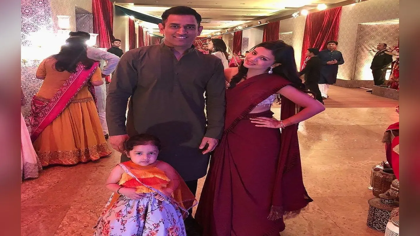 साक्षी के प्यार में कैसे क्लीन बोल्ड हुए थे ‘कैप्टन कूल’, बेहद दिलचस्प है धोनी की लव स्टोरी, पढ़ें यहां