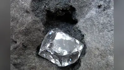 हीरा मिलने के दावे पर गांव वालों ने खोद डाली पहाड़ी, सरकार करेगी दावे की जांच