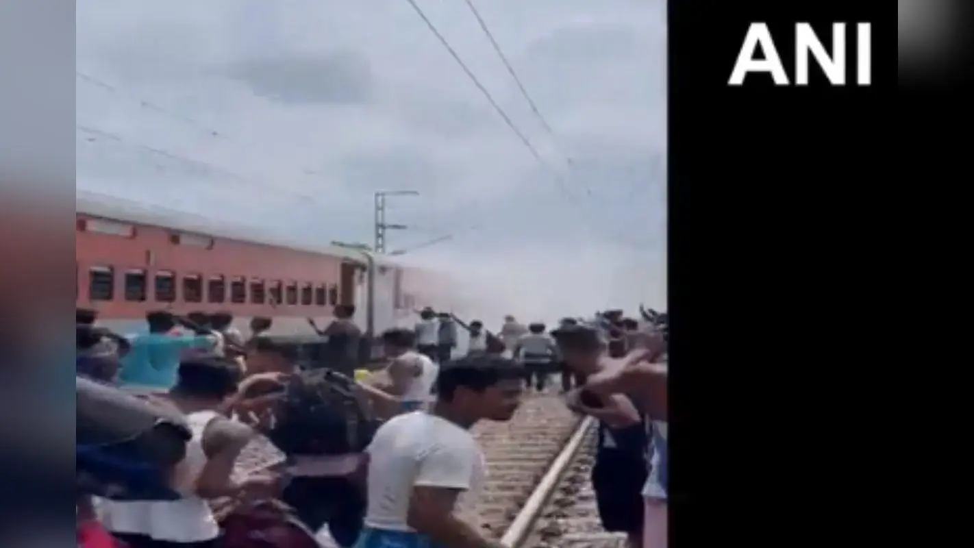ओडिशा में डिब्रूगढ़-कन्याकुमारी विवेक एक्सप्रेस के एक डिब्बे से निकला धुआं, यात्रियों में मचा हड़कंप