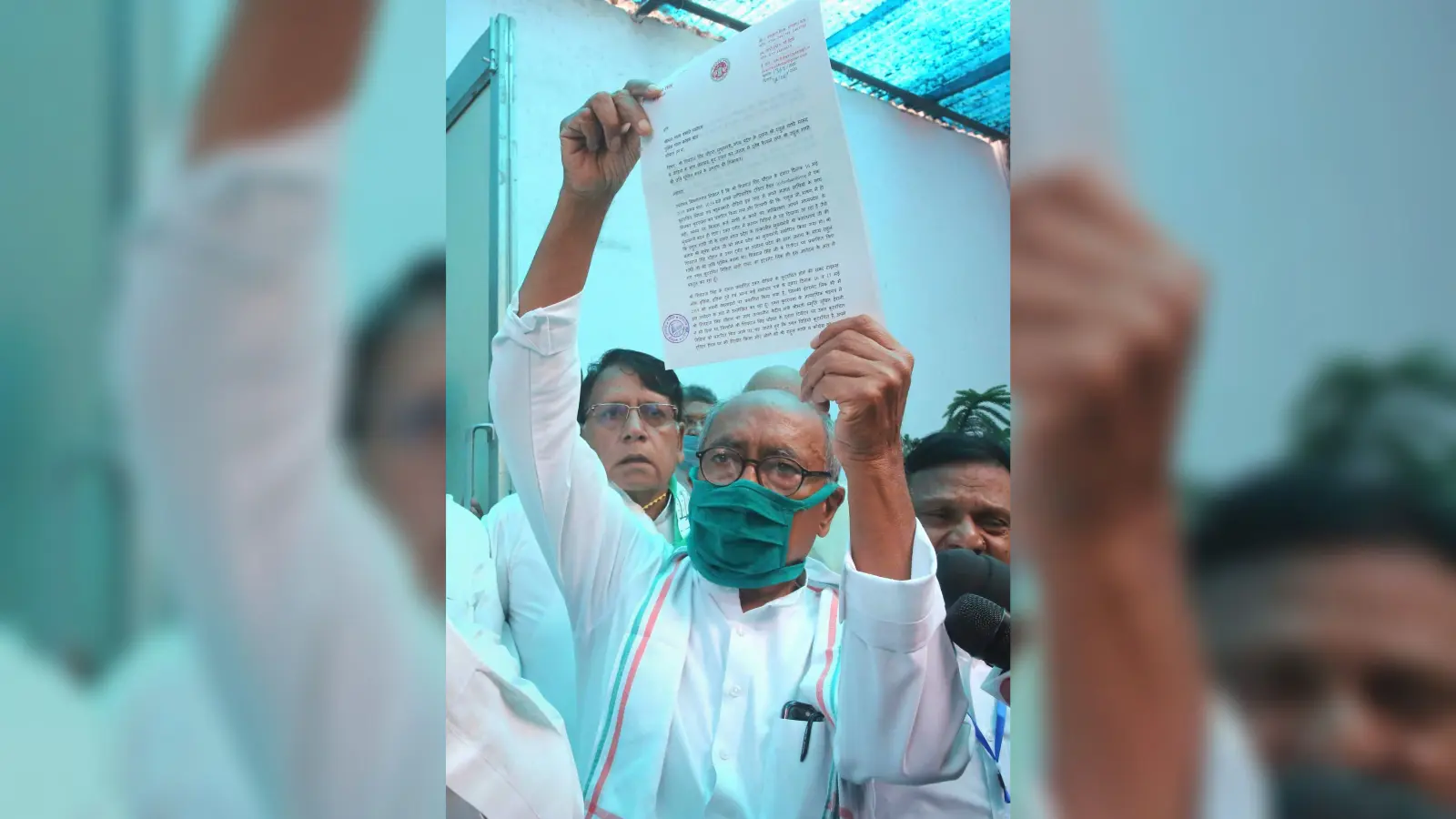 उपचुनाव से पहले एमपी की सियासत गर्म, अब दिग्विजय सिंह पहुंचे शिवराज के खिलाफ मुकदमा दर्ज कराने