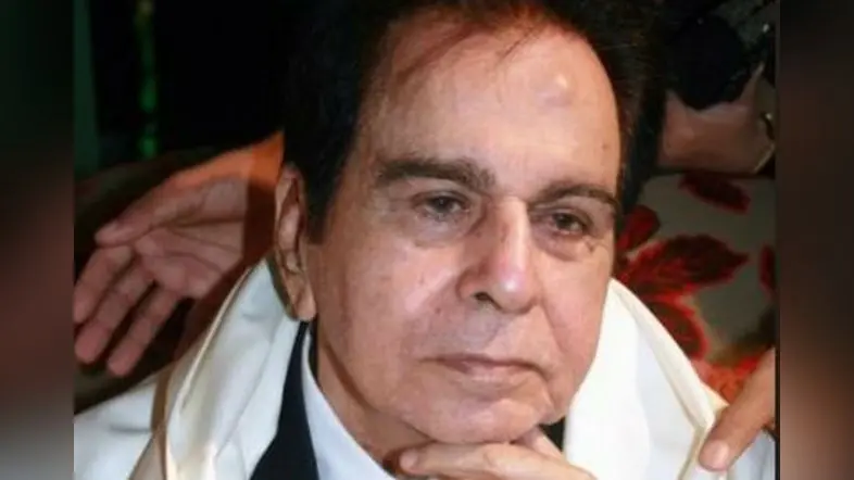 Dilip Kumar Death Updates : सुपुर्द ए खाक हुए दिलीप कुमार, पुलिस के जवानों ने दी आखिरी सलामी