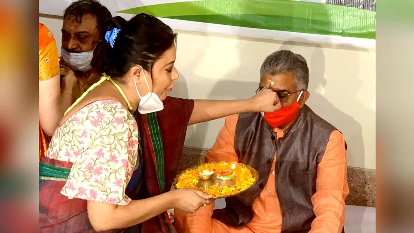 दिलीप घोष ने बंगाल को गुजरात की तरह विकसित करने की बात कही, तो तृणमूल ने कहा, गुजरात को दंगों के लिए जाना जाता है