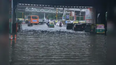 दिल्ली में बारिश ने मचाई तबाही, 15 इमारतें ढही-सड़कें बनी तालाब, एक शख्स की मौत
