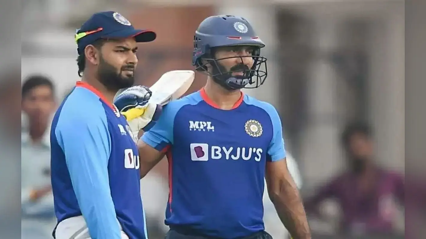 T20 World Cup 2022: दिनेश कार्तिक या ऋषभ पंत? एडम गिलक्रिस्ट ने बताया किसे मिलनी चाहिए प्लेइंग XI में जगह
