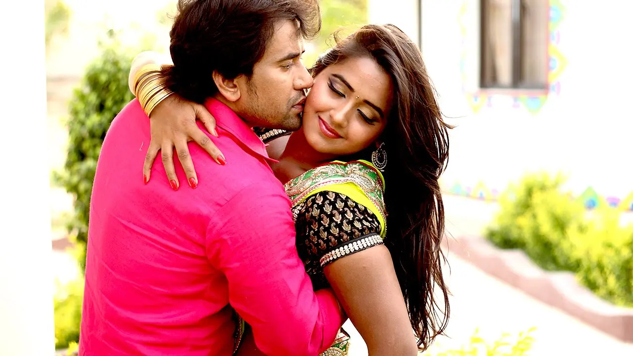 Bhojpuri Song: ‘दबे पांव नजरिया बचाके’ निरहुआ से मिलने पहुंची काजल राघवानी, रोमांस देखकर मचल उठे फैंस