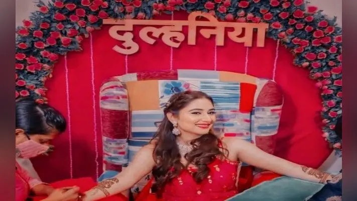 राहुल वैद्य की दुल्हनिया बनने जा रही Disha Parmar की मेहंदी सेरेमनी की Photos हुई वायरल