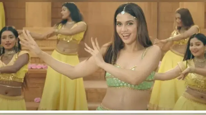 दिव्या अग्रवाल ने Koi Sehri Babu गाने पर किया जबरदस्त डांस, सोशल मीडिया पर छाया देसी लुक, VIDEO