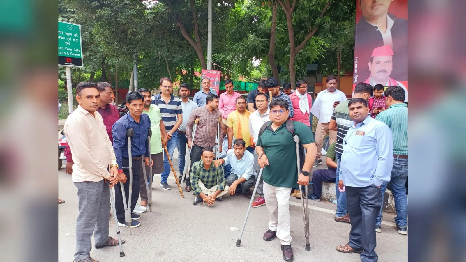 दिव्यांग शिक्षक पहुंचे बेसिक शिक्षा मंत्री के आवास, गृह जनपद तबादले की कर रहे मांग