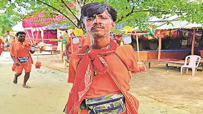 श्रावणी मेला 2022: सावन में दो बार जलार्पण करते दोनों हाथों से दिव्यांग शंकर, आम कांवरियों से रफ्तार तेज