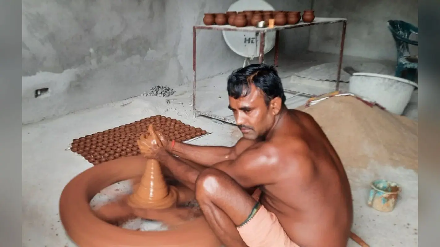 Diwali 2022 : दिवाली में दीया बनाने वाले कुम्हारों की जिंदगी है कितनी रोशन, कितने बदले आर्थिक हालात