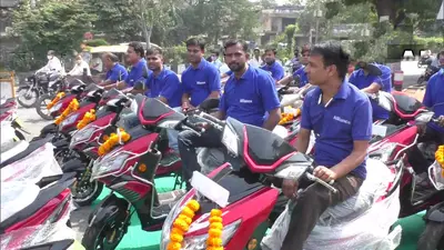 Diwali gift : सूरत की एक कंपनी ने दिवाली गिफ्ट में कर्मचारियों को दिया इलेक्ट्रिक स्कूटर