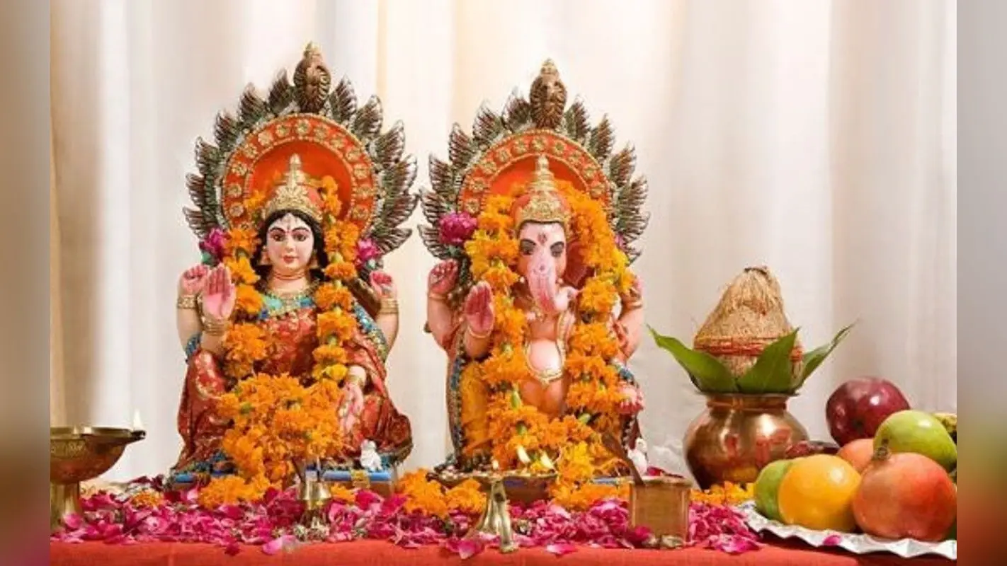 Diwali Laxmi Ganesh Bhog Shubh Muhurat 2022: दिवाली के दिन माता लक्ष्मी, गणेश को लगायें इन चीजों का भोग