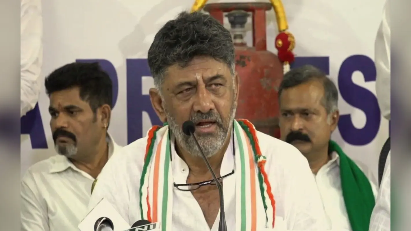 डी के शिवकुमार ने किया BJP पर हमला, कहा- कांग्रेस उम्मीदवारों के नामांकन रद्द करने की साजिश कर रही बीजेपी