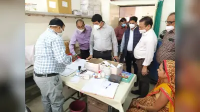 Prayagraj News: सामुदायिक स्वास्थ्य केंद्र का निरीक्षण करने पहुंचे DM, गड़बड़ी मिलने पर लगाई फटकार