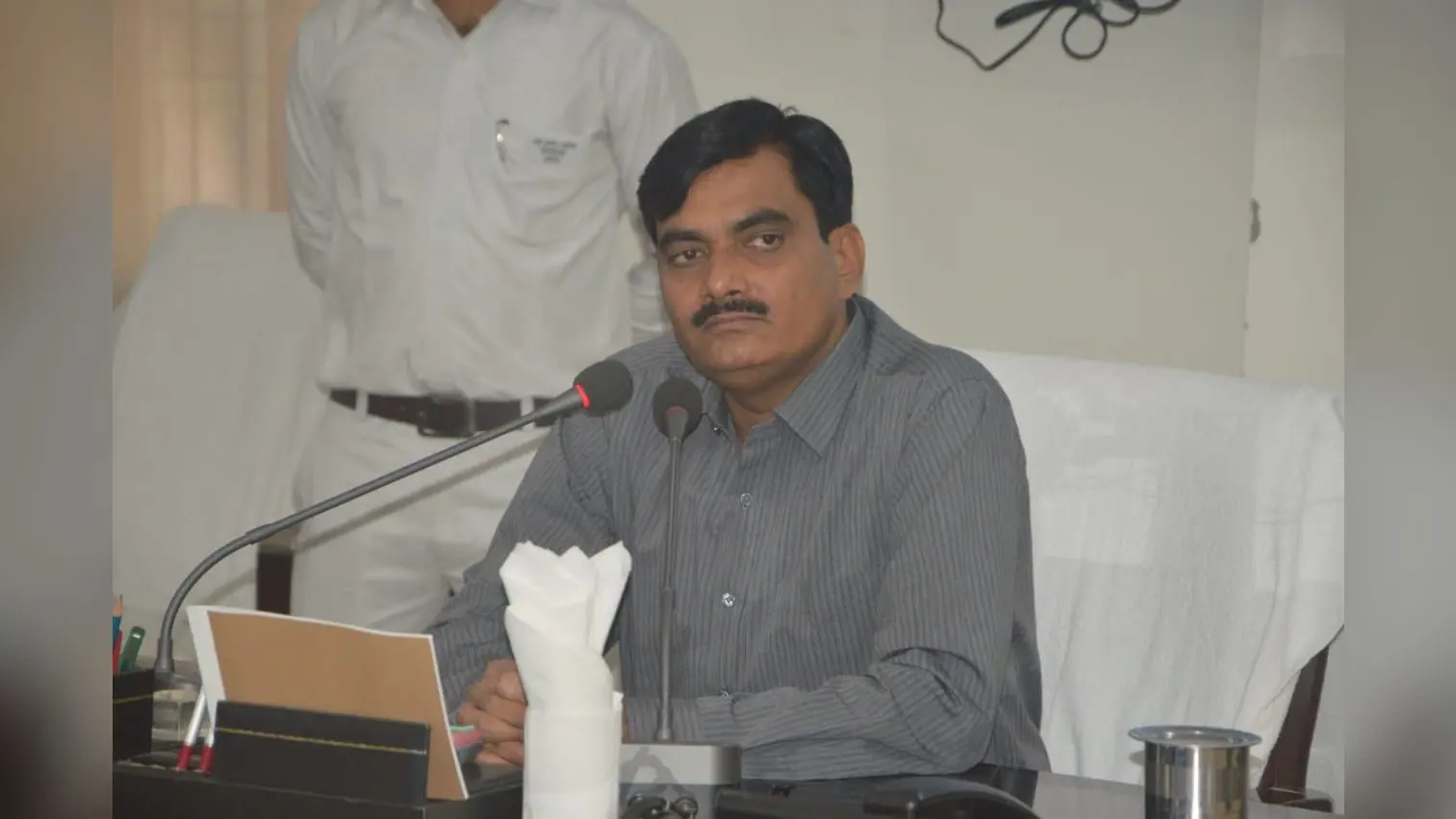 Aligarh: संवैधानिक दायरे से बाहर जाने वालों पर होगी कड़ी कार्रवाई, डीएम इंद्र विक्रम सिंह ने दिए निर्देश