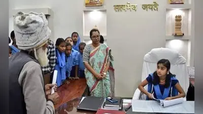 जब कक्षा 6 और 7 की लड़कियां बनी एक दिन के लिये SP और DM. कुर्सी पर बैठते ही आयीं एक्शन में…