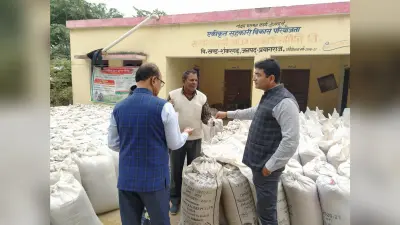 Prayagraj News: धान खरीदी में गड़बड़ी की शिकायत के बाद औचक निरीक्षण करने पहुंचे डीएम