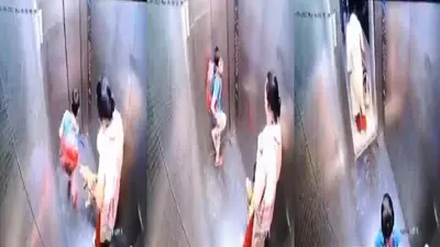 VIDEO: यूपी में लिफ्ट में कुत्ते ने बच्चे को काटा, कराहता रहा मासूम, कुत्ते को पुचकारते निकल गयी महिला