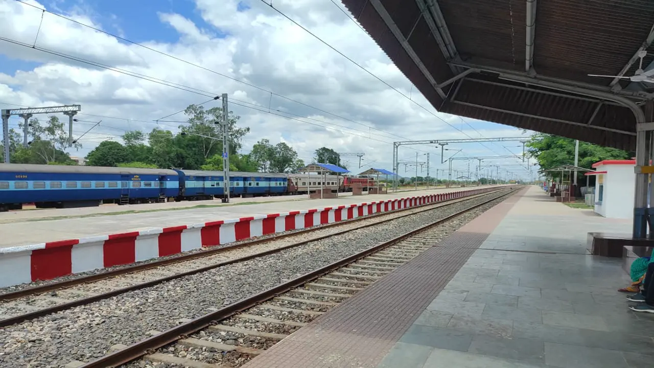 PM Modi Deoghar Visit: PM मोदी ने गढ़वा रोड से यूपी के महुअरिया डबल ट्रैक का देवघर से किया ऑनलाइन उदघाटन