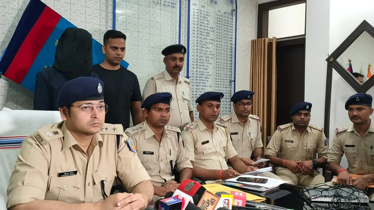 Jharkhand News : रांची में प्रेमी जोड़े की धारदार हथियार से हत्या, पूर्व प्रेमी पर हत्या की आशंका