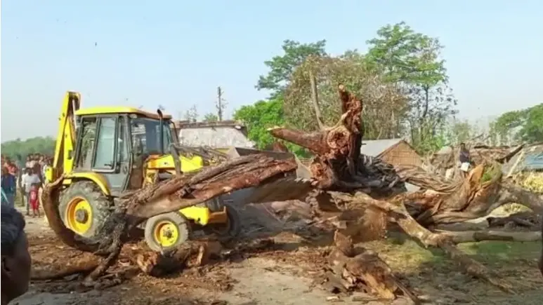 आयुक्त को कंटेनमेंट जोन दिखाना था तो आठ जगह टांगा बैनर, लगा दिया बांस