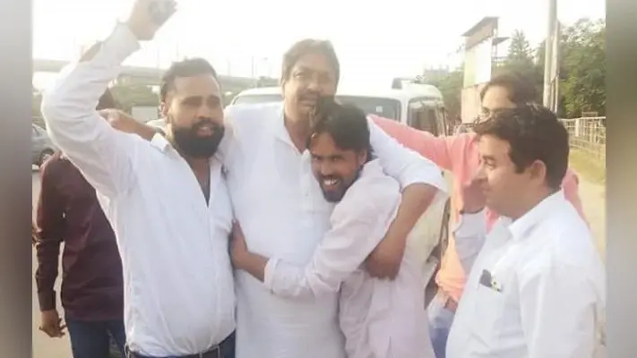 फरसा से केक काट पूर्व विधायक ने मनाया अपना जन्मदिन, यूपी पुलिस ने दर्ज किया मामला