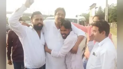 फरसा से केक काट पूर्व विधायक ने मनाया अपना जन्मदिन, यूपी पुलिस ने दर्ज किया मामला