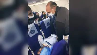 केंद्रीय मंत्री डॉ भागवत कराड ने विमान यात्रा के दौरान सह यात्री को दी प्राथमिक चिकित्सा, वायरल हुई तसवीर