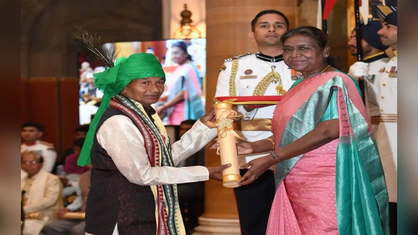 राष्ट्रपति द्रौपदी मुर्मू के हाथों पद्मश्री पुरस्कार से सम्मानित हुए डॉ जानुम सिंह सोय, इनके बारे में जानें