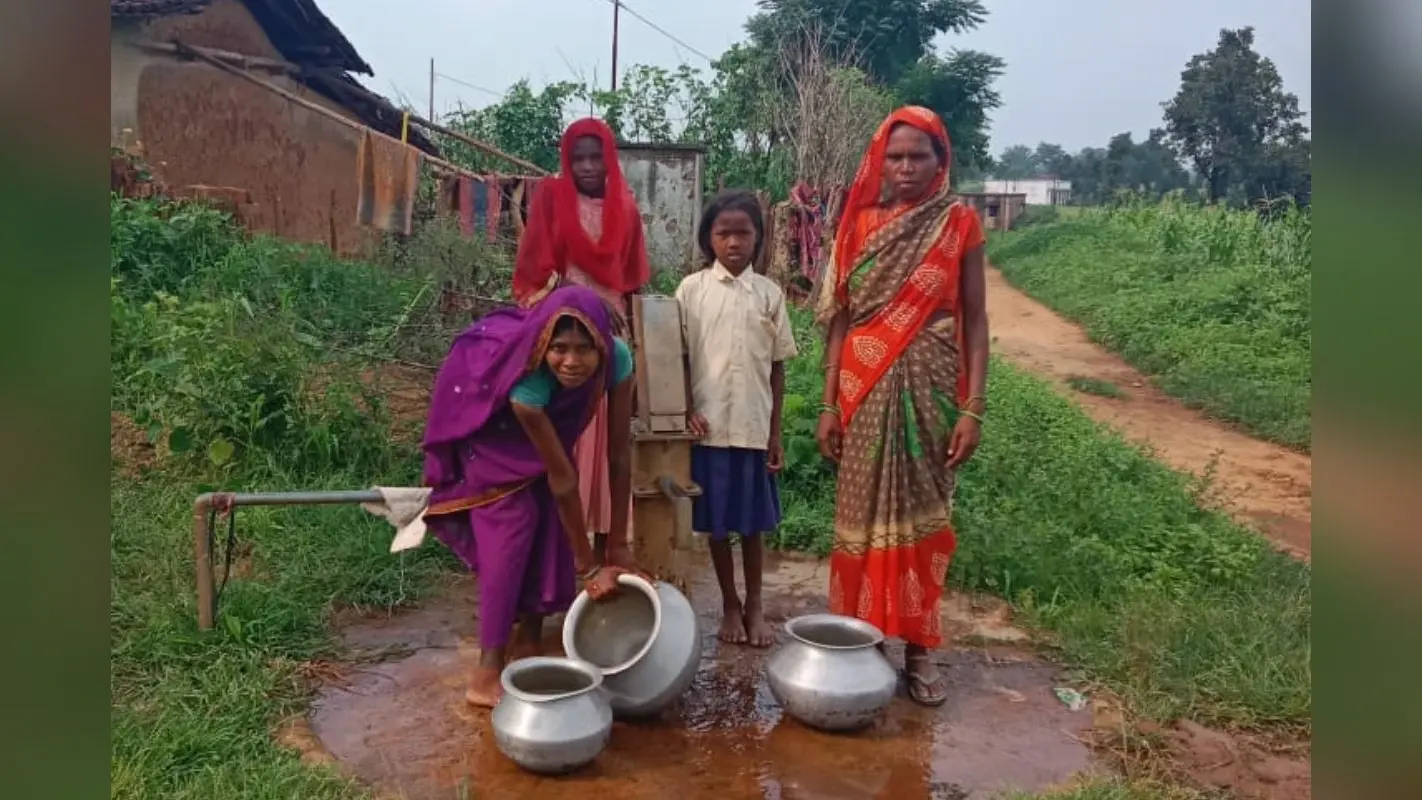 प्रभात खबर इंपैक्ट: चुआड़ी का पानी पीने को मजबूर थे आदिम जनजाति कोरवा समुदाय के लोग, अब पी रहे चापानल से पानी