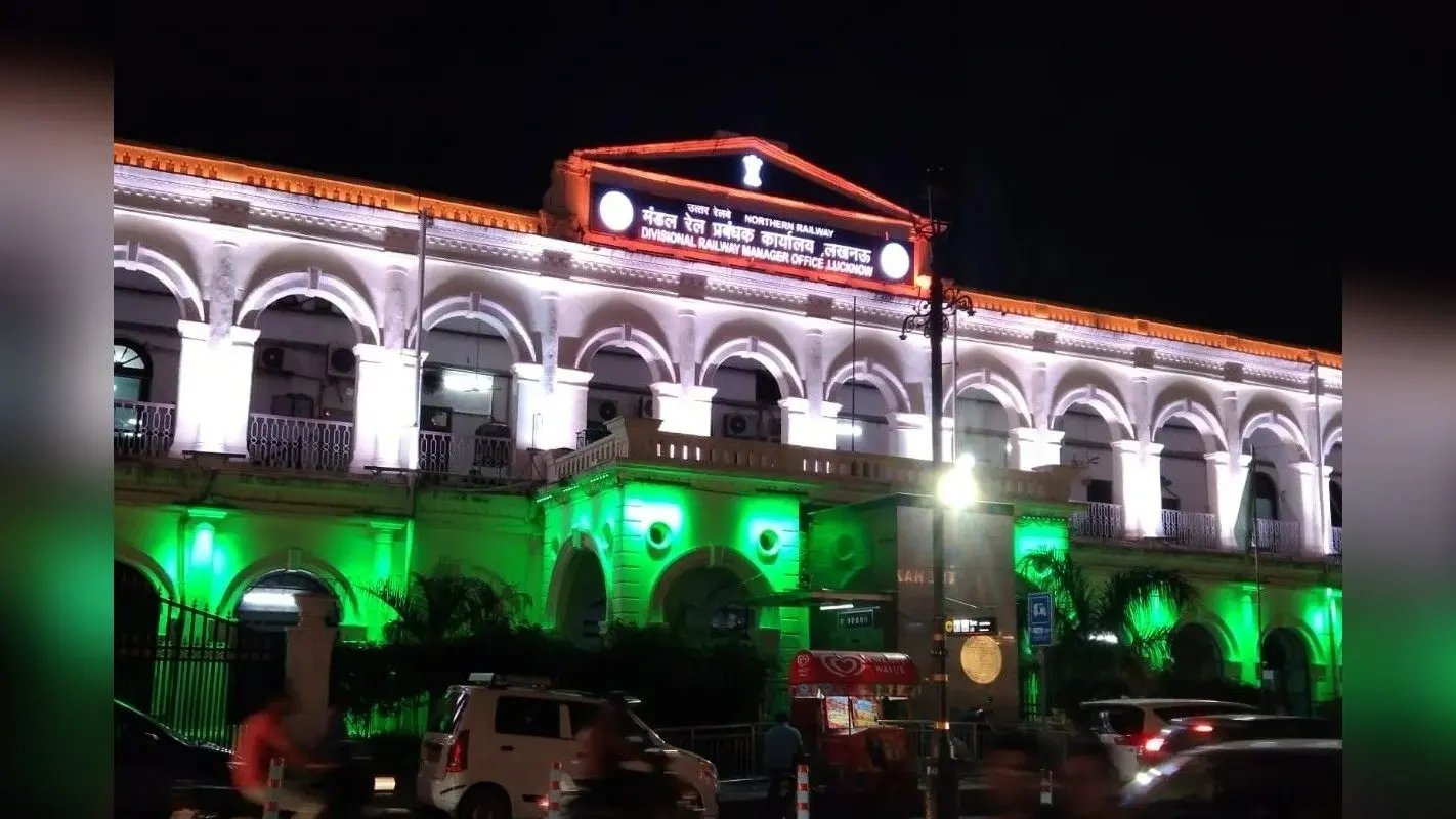 Independence Day: स्वतंत्रता दिवस के मौके पर तिरंगी रोशनी से नहाए रेलवे स्टेशन, देखें PHOTO