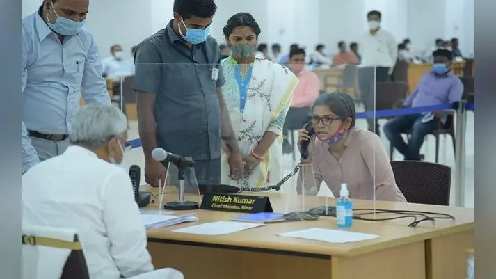 VIDEO: 5 साल बाद पुराने अंदाज में लौटे नीतीश कुमार, जनता दरबार में सुनी फरियाद, मंत्री और अफसरों की लगाई क्लास
