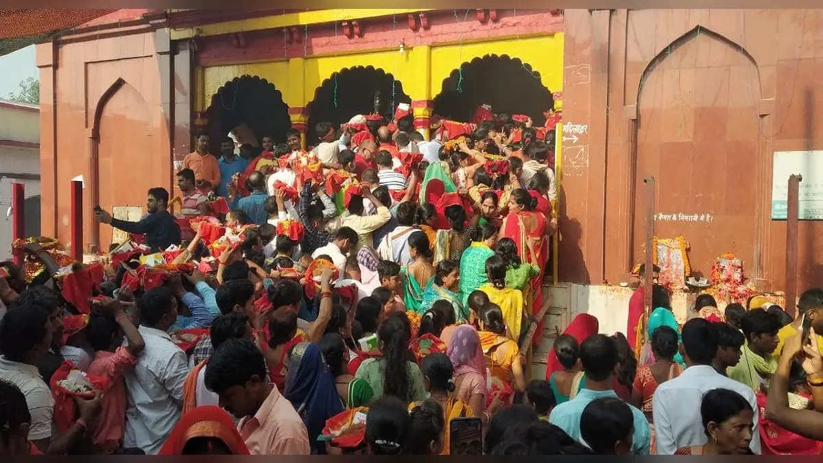 Chapra: महानवमी पूजन को आमी में उमड़ा आस्था का सैलाब, डेढ़ लाख से अधिक भक्तों ने किया मां अंबिका का दर्शन