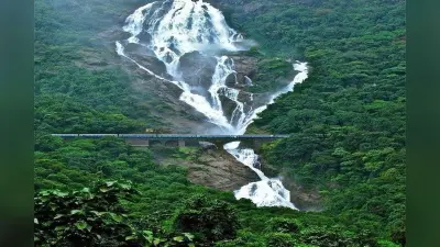 दूधसागर झरने के बीच से निकलती है ट्रेन, दिखता है अद्भुत नजारा, सुंदरता देख आपका भी मन करेगा जाने का