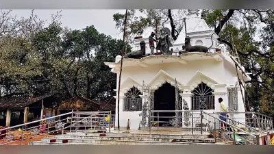 कभी होती थी खुले आसमान के नीचे पूजा, लेकिन ये मुस्लिम शख्स अब बनवा रहा है दुमका में 40 लाख का मंदिर
