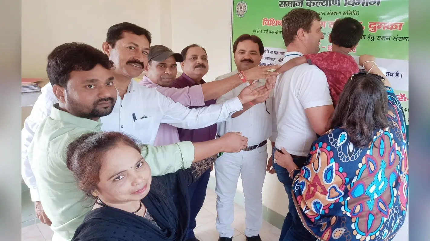झारखंड : मां व परिवार से ठुकराये एक बच्चे का इटली होगा नया घर, दुमका पहुंचे इस दंपति की डबडबायी आंखें