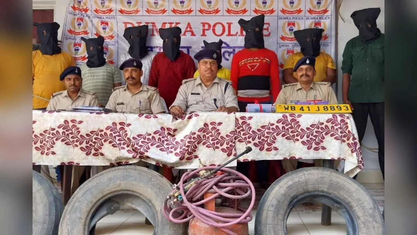 झारखंड: पिस्तौलनुमा लाइटर के जरिए पिकअप वैन लूटनेवाले अंतरराज्यीय गिरोह के आठ अपराधी अरेस्ट, भेजे गए जेल