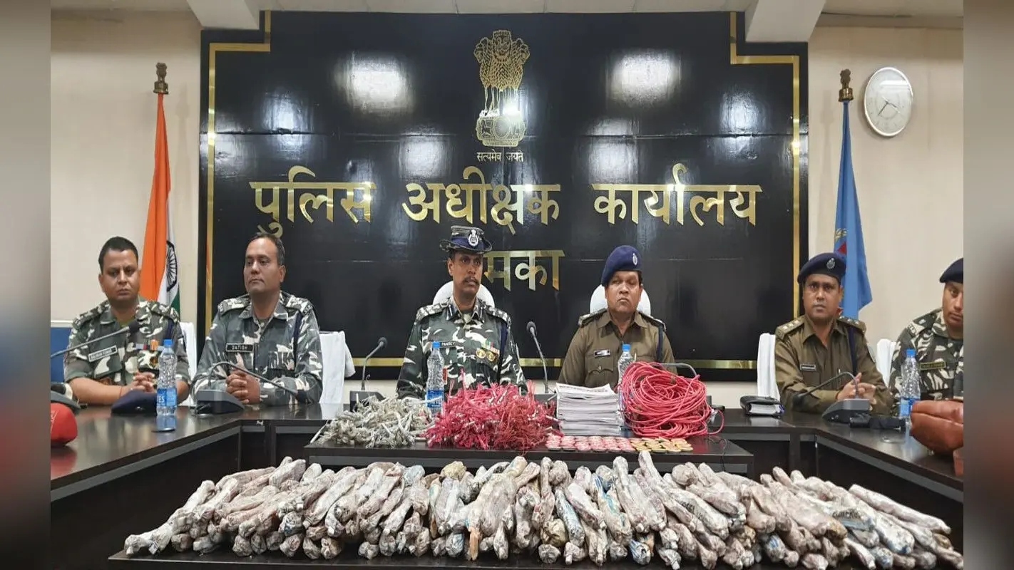 गणतंत्र दिवस से ठीक पहले दुमका पुलिस और SSB को मिली सफलता, नक्सलियों के छिपाये भारी मात्रा में विस्फोटक बरामद