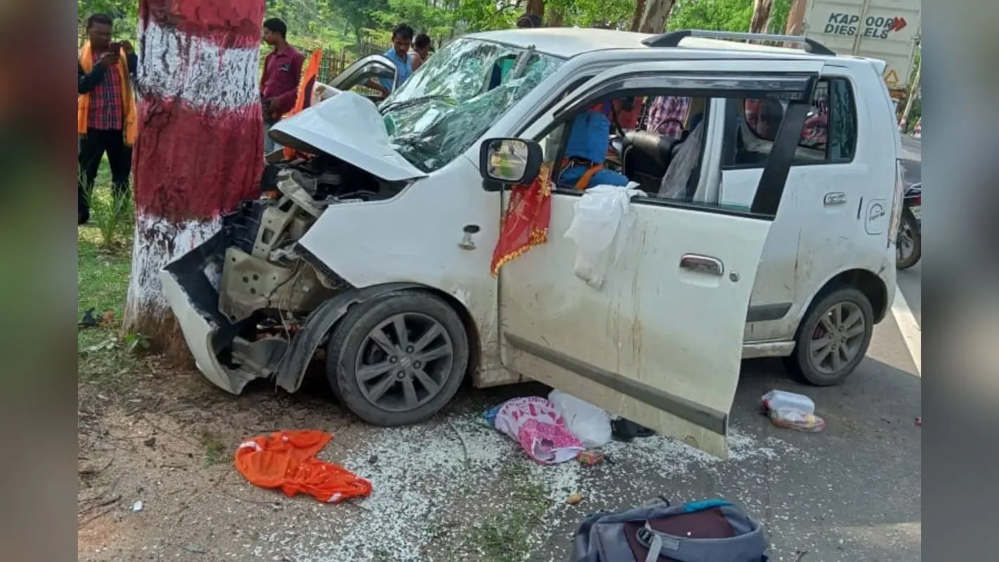 झारखंड : दुमका में कांवरिया वाहन का एक्सीडेंट, बिहार के एक कांवरिये की मौत, 4 गंभीर