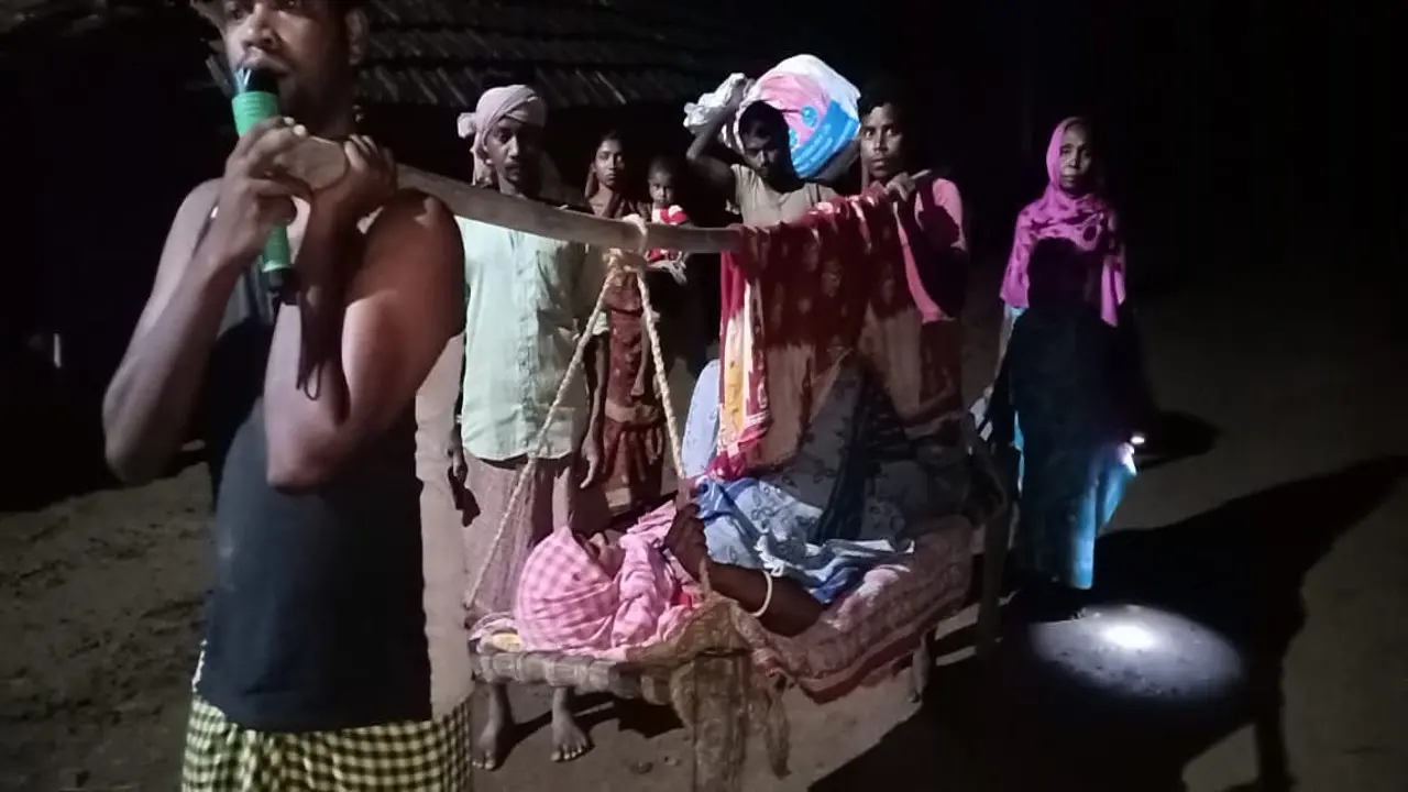 दुमका के चिचरो गांव में सड़क नहीं, मरीजों को खटिये पर ढोकर एंबुलेंस तक पहुंचाते हैं ग्रामीण