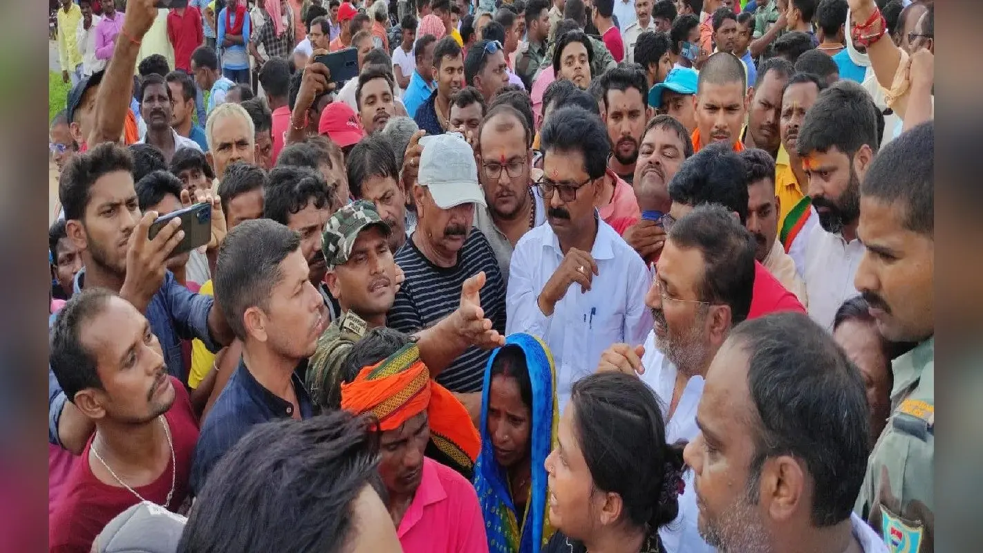 Dumka News: पीड़िता का शव पहुंचते ही भड़का आक्रोश, ग्रामीणों ने दुमका-भागलपुर रोड को चार घंटे तक किया जाम