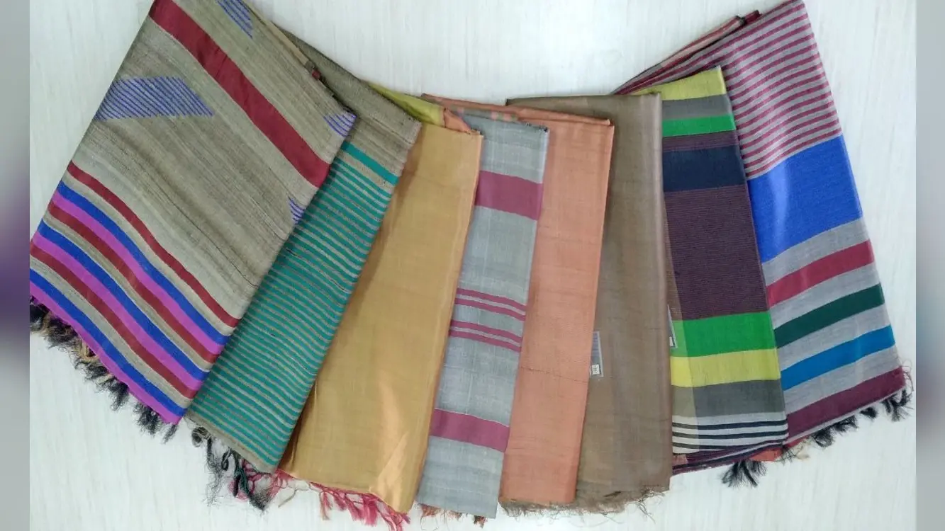 तसर सिल्क को लेकर दुमका में फार्म टू फैब्रिक का रूप देने में जुटीं ग्रामीण महिलाएं, बन रही हैं आत्मनिर्भर
