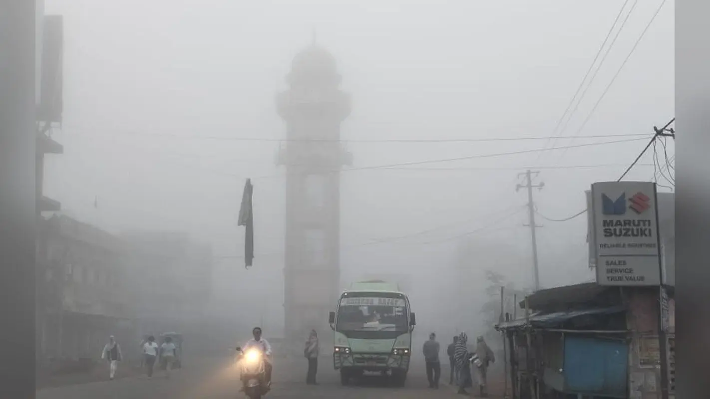 Jharkhand Weather News: दुमका में पूस की तरह दिखा चैत में कुहासा, रेंगती रही सड़कों पर गाड़ियां