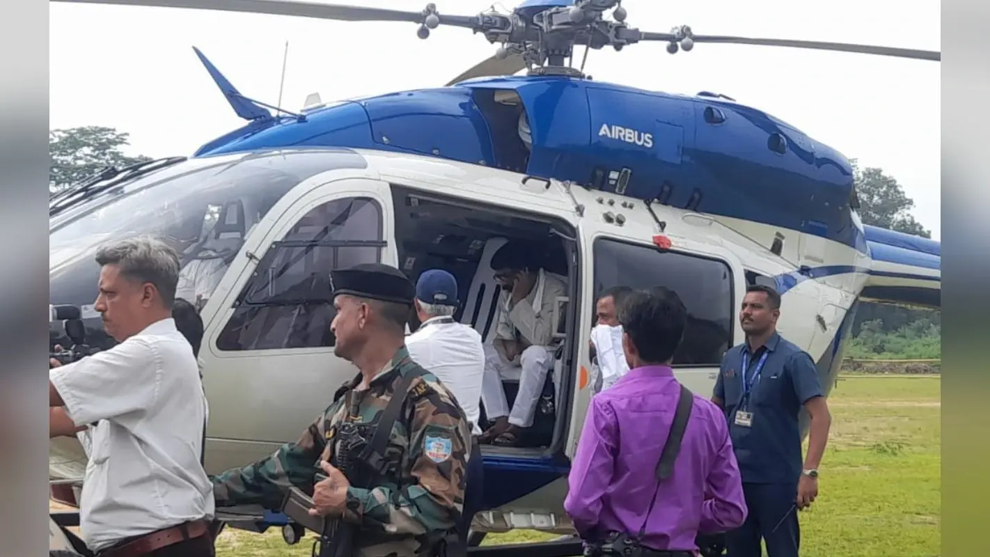 झारखंड : डुमरी में बेबी देवी के पक्ष में हेमंत सोरेन ने किया रोड शो, देखें PICS