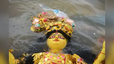 Photos : ‘आबार एशो मांं’ गंगा घाटों पर कड़ी सुरक्षा में मां दुर्गा काे दी गई विदाई
