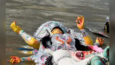 Durga Puja 2020: कोरोना संकट में 70 साल बाद प्रतिमा बनाने पर संशय के बीच रंगों से उकेरी मां दुर्गा की जीवंत तस्वीर