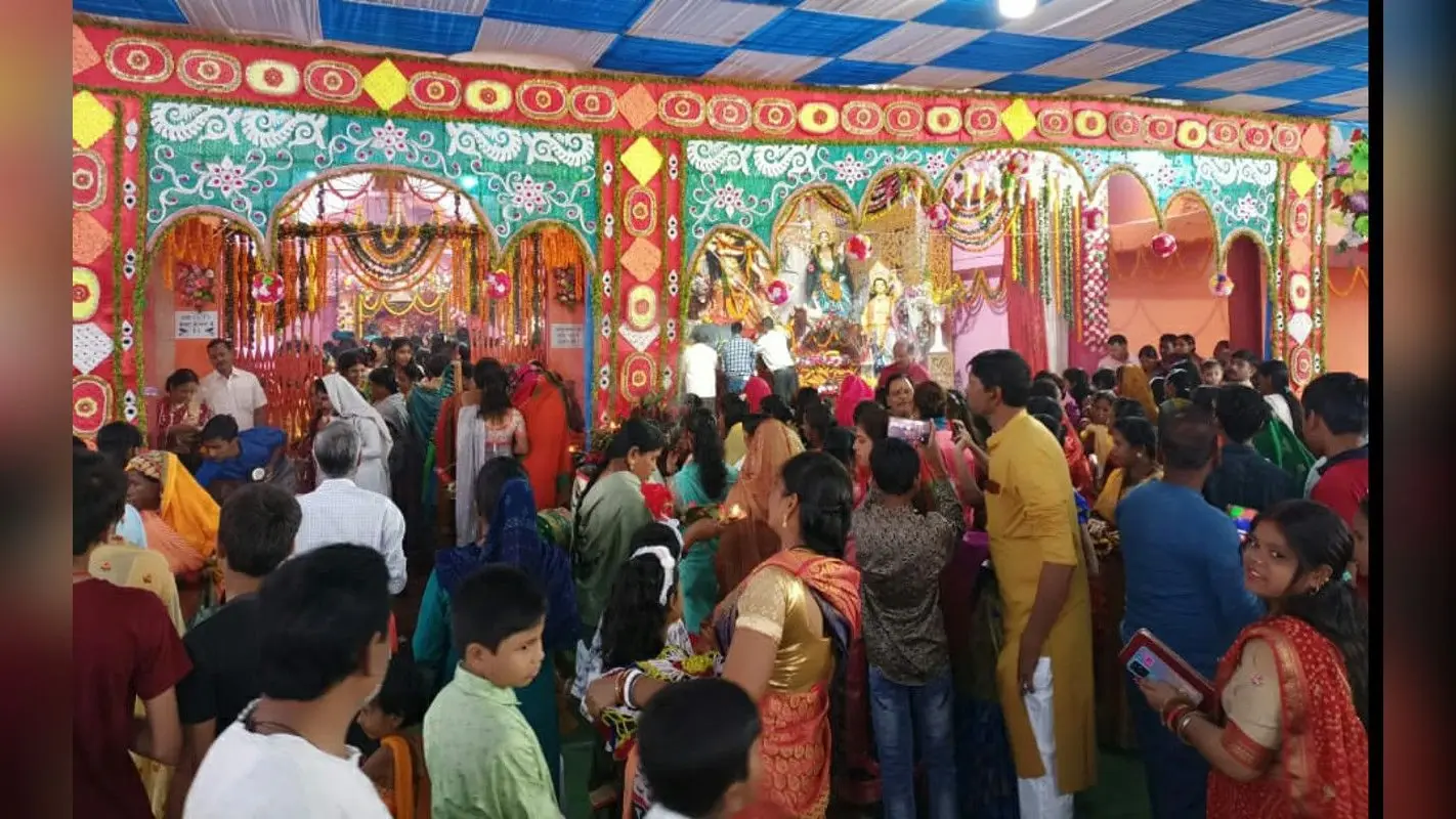 Durga Puja: मां दुर्गा के उत्सव में डूबा गुमला, चारों ओर उत्साह, पुलिस प्रशासन की चौकस निगाहें